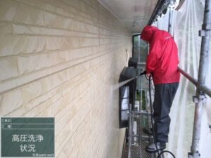 鹿児島市にて外壁塗装・付帯部塗装＜雨樋、軒天、破風、庇、木部＞高圧洗浄の様子
