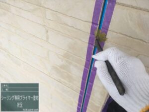 鹿児島市にて外壁塗装・付帯部塗装＜雨樋、軒天、破風、庇、木部＞コーキングの様子