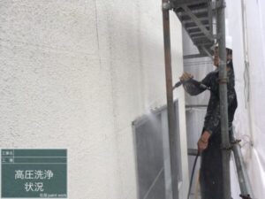 鹿児島市にて外壁塗装・屋根塗装＜雨漏り修理＞高圧洗浄の様子