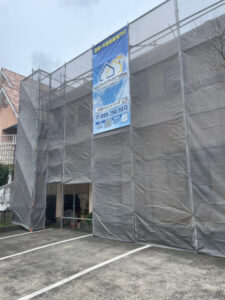 鹿児島市にて屋根・外壁塗装　メッシュシート張り